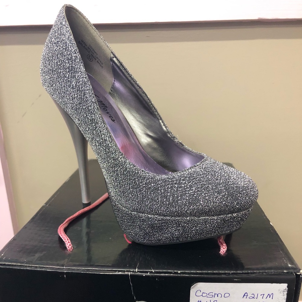The “Cosmo” Shoe by Night Moves by Allure size 10 Pewter